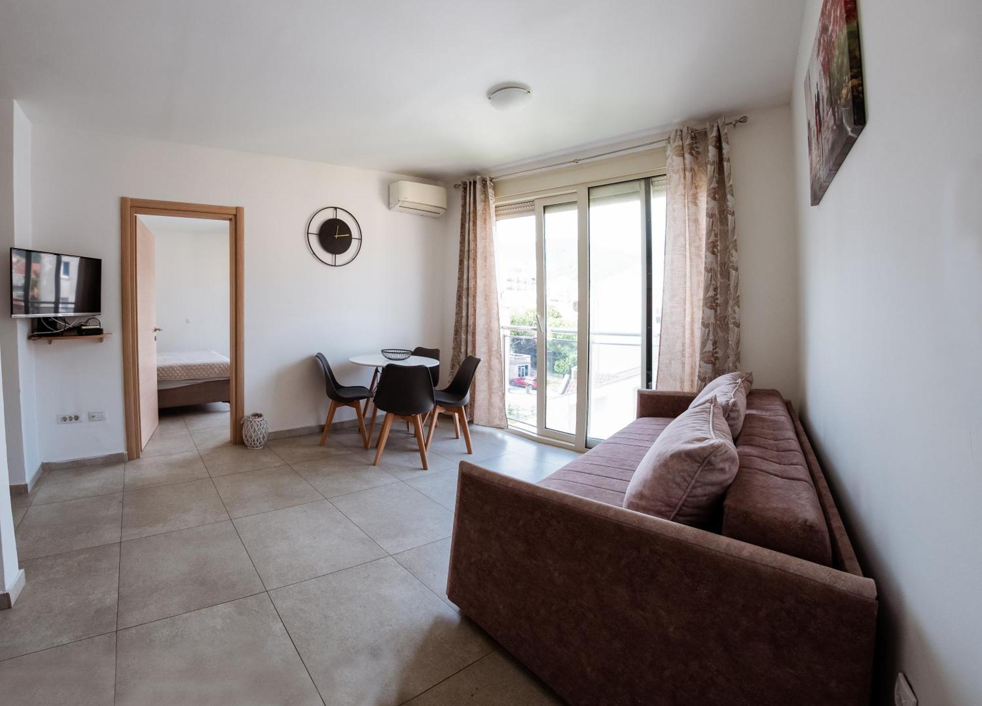 Square Inn Budva Bagian luar foto