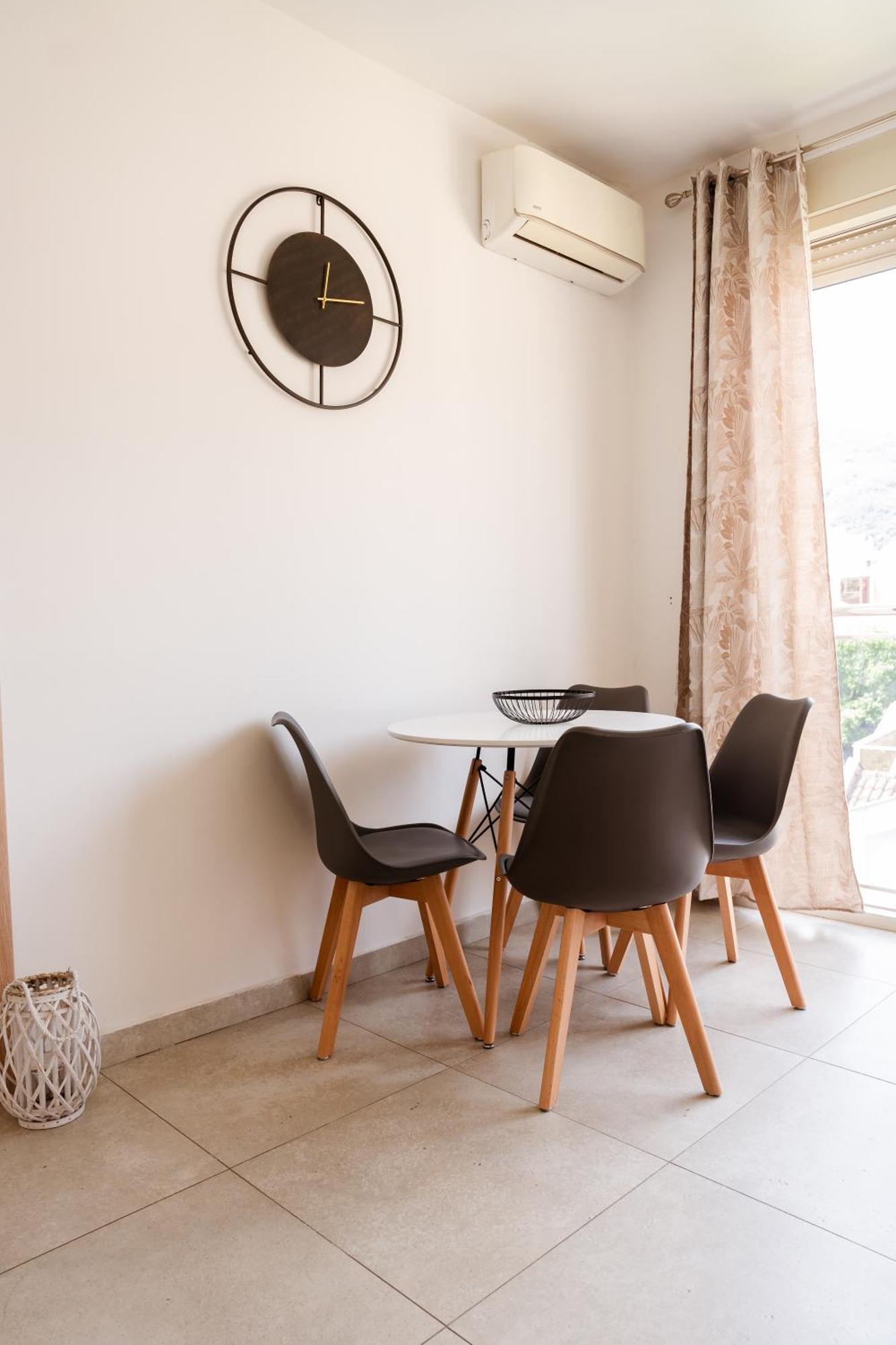 Square Inn Budva Bagian luar foto